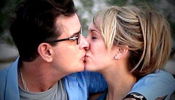 Charlie Sheen, despre gluma ca s-ar fi casatorit cu o starleta porno: 
