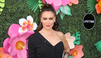 Alyssa Milano le-a arătat fanilor cum îi cade părul, după ce a fost infectată cu Covid-19