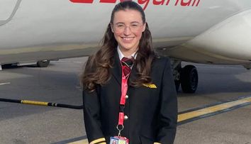 La 21 de ani îi învăța pe alții să piloteze avioane, iar la 26 a ajuns căpitan. La nivel mondial, este cea mai tânără femeie care ocupă o asemenea funcție într-o companie aeriană