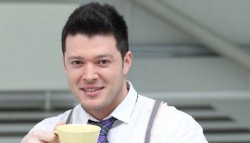 Mic dejun de vedeta: Victor Slav, unul din cei mai ravniti barbati din Romania, ne primeste in bucataria lui