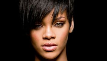 Rihanna isi schimba look-ul de la o zi la alta. Cum arata cantareata cu parul lung si blond, ca al papusii Barbie