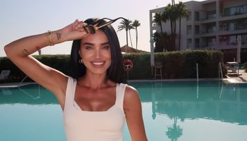 Apariția cu care Adelina Pestrițu a stârnit val de reacții pe internet. Vedeta s-a fotografiat într-o rochie extrem de scurtă: „Este extrem de...”