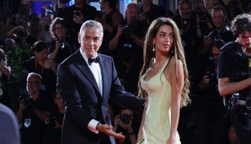 George Clooney, topit după soția Amal și la 10 ani de la nuntă! Au radiat de fericire și au făcut paradă de gesturi tandre pe covorul roșu de la Veneția: „Ce bărbat norocos!”
