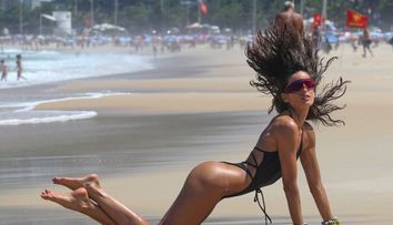 Brazilianca ce se mândrește cu un corp perfect. Izabel Goulart, apariție irezistibilă la plajă