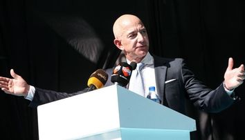 Jeff Bezos, aspru criticat după ce a cerut bani de la populație pentru sprijinirea angajaților Amazon