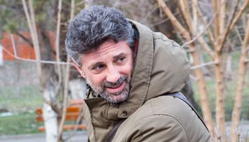 Andi Vasluianu, de nerecunoscut de 1 Martie. „Mult prea tinerel așa, profu’!”