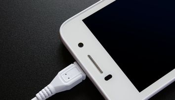 A mai cazut un mit! Ce se intampla atunci cand lasi telefonul la incarcat toata noaptea