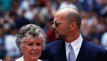 La 90 de ani, mama lui Bruce Willis lucrează ca voluntar la LAPD și toți o adoră: „Ea reprezintă ce e mai bun în oamenii care cred în munca pe care o fac bărbații și femeile noastre”