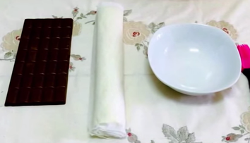 Tot ce face este sa intinda aluatul pe o tableta de ciocolata. Rezultatul, un desert incredibil de gustos