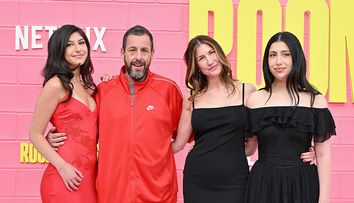 Un tată mândru și o familie superbă! Fiicele lui Adam Sandler au strălucit pe covorul roșu, dar ținuta lui a devenit virală. Cum s-a îmbrăcat „Regele comediei”