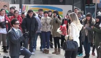 O cerere in casatorie cu final neasteptat: fata o ia la fuga si-si lasa iubitul cu ochii in soare. Reactia martorilor e incredibila: VIDEO