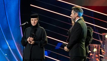 Maica Ecaterina, stareță pentru măicuțe, prietenă, psiholog, mentor și părinte pentru copiii orfani, părăsiți și abuzați. În casele însuflețite de Maica Ecaterina și de ajutoarele sale, 150 de copii au învățat să se vindece. Le-au dăruit tot ceea ce nu au avut niciodată: atenție, recunoaștere, dragoste și căldura unei familii. Carmen Tănase și Alex Dima i-au înmânat premiul pentru speranță