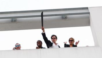 Charlie Sheen, cu maceta fluturand deasupra capului: 