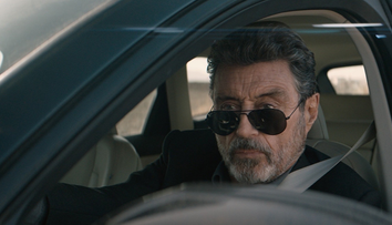I-au murit mama și soacra, dar a mers să filmeze pentru o nouă producție. Cum s-a regăsit actorul Ian McShane în rolul său din „American star”