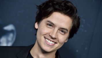 Cole Sprouse s-a fotografiat gol pușcă în oglindă. Ce reacții a stârnit pe internet