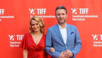 Andeea Esca, look de Premiile Oscar la Festivalul TIFF. Cum arată într-o rochie de gală roșie, cu decolteu îndrăzneț