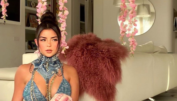 Ultima fiță a verii: costumul de baie cu guler. Demi Rose, cu lanțuri și cizme înalte cu toc, pregătită pentru plajă