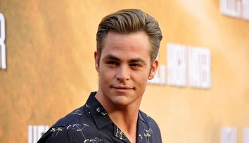 Chris Pine, de nerecunoscut în cel mai nou rol! Cum a fost surprins pe platourile de filmare