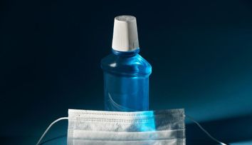 Apa de gură poate ucide noul coronavirus prezent în salivă? Ce arată oamenii de știință?