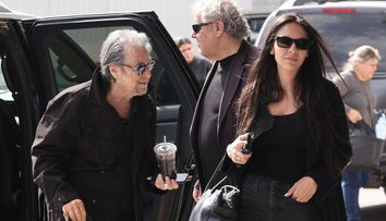 Al Pacino, prima apariție publică după moartea lui Diane Keaton! Actorul de 85 de ani, surprins în aeroport alături de iubita cu 54 de ani mai tânără