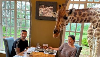 Vlăduța Lupău, ironizată pe Instagram pentru modul în care a hrănit o girafă. Cum se distrează în Africa alături de Adi Rus