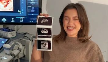 Emily Burghelea a dat de înțeles că ar fi însărcinată cu gemeni: „Urmează să fim 6!”. Vedeta a postat un mesaj pe rețelele de socializare, iar fanii au felicitat-o imediat