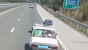 A plecat în Grecia cu Dacia 1310, încărcată până la refuz cu bagaje. Imaginea a devenit virală