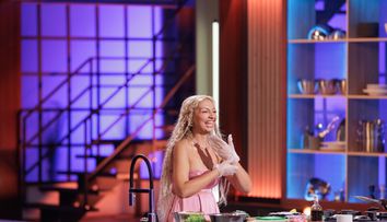 MasterChef 2024, 16 septembrie. Loredana Ciocoi, concurenta care vede viața doar în nuanțe de roz, moment savuros! Cum a reacționat Chef Cătălin Scărlătescu atunci când a văzut preparatul ei, decorat cu trandafiri roz: „Este cel mai mișto plating de până acum”