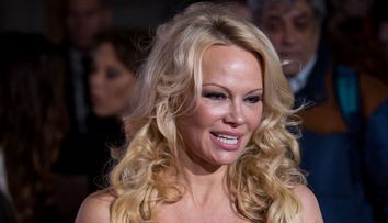 Pamela Anderson vorbește pe șleau despre sexul în trei: „Toți iubiții mei au fost prea geloși”