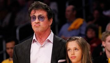 Fetita micuta si blonduta care il tinea de mana pe durul Sylvester Stallone e domnisoara in toata regula. Cum arata acum