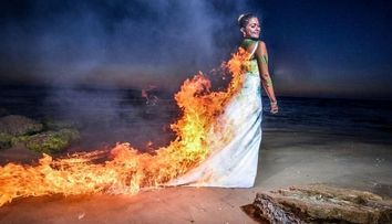 A dat foc rochiei sale de mireasa, in timp ce o purta. Ce a patit o femeie dupa ce a fost facuta aceasta fotografie - FOTO & VIDEO