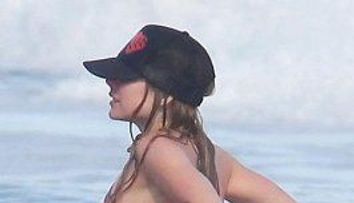 Avril Lavigne, pe o plaja din Malibu, cu un sfarc la vedere! FOTO