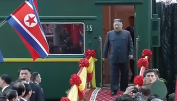 Trenul opulenței! Dictatorul Kim Jong-un călătorea acompaniat de mâncăruri fine, băutură scumpă și femei frumoase