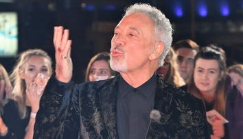 Tom Jones și-a anulat un concert cu câteva ore înainte de startul evenimentului. Ce a pățit cântărețul