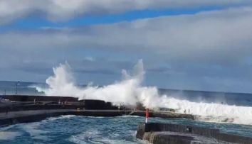Momentul când 10 persoane sunt înghițite de mare, după ce valuri înalte de 5 metri lovesc un port din Tenerife