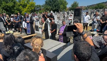 FOTO/ Imagini de la înmormântarea lui Mihai Leu. Soția și fiul nu s-au desprins de sicriu. Detaliul emoționant de la cimitir