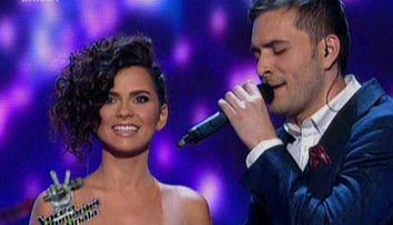 Inna, complet nemachiata si cu parul ravasit. Este una dintre putinele artiste care au curajul sa se arate astfel