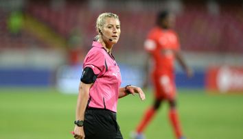 Doua romance, in topul celor mai bune 10 femei arbitru de fotbal din lume