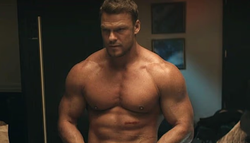 După ce și-a rupt vecinul în bătaie, Alan Ritchson pretinde că un semn de la Dumnezeu l-a salvat de la închisoare. Ce dezvăluie actorul de 1,91 m și 108 kg