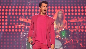 VIDEO Joe Jonas, surpriză pe scenă de ziua lui. Cum l-a felicitat Sophie Turner