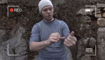 Un magician si-a pacalit prietena sa filmeze momentul cand o cere in casatorie. Clipul face senzatie pe net