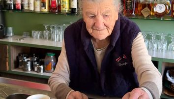 La 100 de ani, bunica Anna lucrează barista în propria cafenea. Care este secretul longevității sale