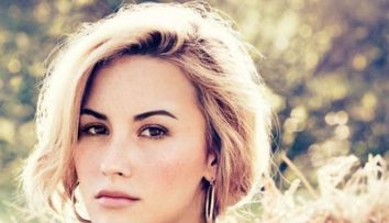 Demi Lovato si-a schimbat dramatic look-ul. Fanii ei au fost socati sa vada cum arata vedeta cu parul albastru si cu cateva kilograme in plus
