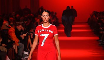 Georgina Rodriguez, ironizată de internauți după ce a defilat pe catwalk-ul de la Paris Fashion Week: „Așa merg eu când mă grăbesc să prind avionul”