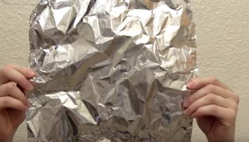 Mototoleste o bucata de folie de aluminiu. Rezultatul, un truc rapid si usor pentru bucatarie