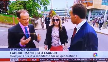 Motivul pentru care un reporter BBC a primit o palma in direct. Ce a facut de a starnit aceasta reactie