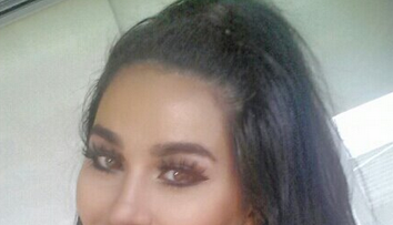 Cea mai reusita sosie a lui Kim Kardashian, in carne si oase. Nu o sa-ti vina sa crezi cat de bine seamana cele doua