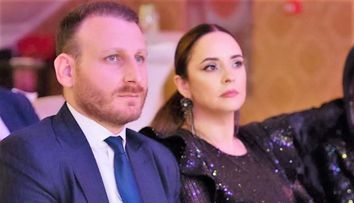 Andreea Marin și-a etalat inelul cu safir și diamante primit în dar de la iubitul consul