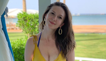 Adela Popescu, apariție sexy pe plajă. Cum arată în costum de baie după două nașteri