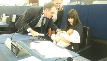 Elena Basescu, cu fiica sa in Parlamentul European: 